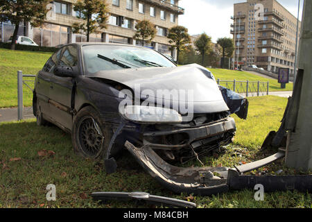 Auto Kollision mit einer Säule Beleuchtung Stockfoto