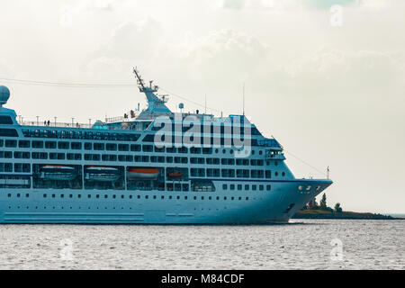 Luxusliner im Gange. Tour Reisen und Wellness Dienstleistungen Stockfoto