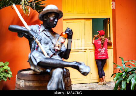 Havanna, Kuba - Dezember 12, 2016: Rom-themed Statue im Innenhof des Museo del Ron (Rum Museum) in Havanna Stockfoto