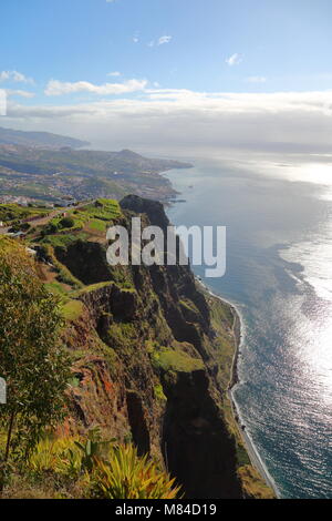 Blick vom Glas Plattform an der höchsten europäischen Klippe Cabo Girao, Madeira, Portugal. Stockfoto