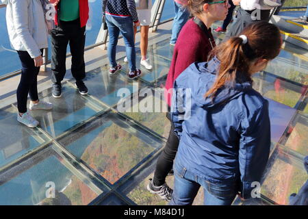 Touristen auf dem Glas Plattform an der höchsten europäischen Klippe Cabo Girao, Madeira, Portugal. Stockfoto