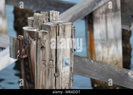 Alte, verwitterte Werfthölzer mit geschnitzten Zahlen in Johnstons Bay, Sydney, New South Wales, Australien Stockfoto