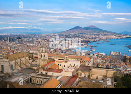 Neapel Italien, Luftaufnahme der Stadt und zum Hafen von Neapel mit den Gebäuden der Certosa di San Martino im Vordergrund, Vomero, Neapel, Italien. Stockfoto