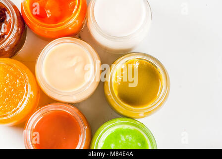 Auswahl an hausgemachten baby Gemüse und Obst pürieren, weißem Marmor Background Copy space Top View Stockfoto