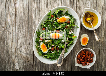 Frische, gesunde Löwenzahn Salat mit Eier und Bohnen overhead Schießen Stockfoto