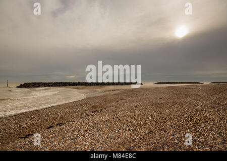 Querformat von Middleton-on-Sea Strand (Elmer) bei Ebbe bei Sonnenuntergang Stockfoto