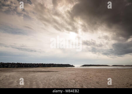 Querformat von Middleton-on-Sea Strand (Elmer) bei Ebbe an der Sonne, in der Nähe von Chichester, West Sussex, Großbritannien Stockfoto