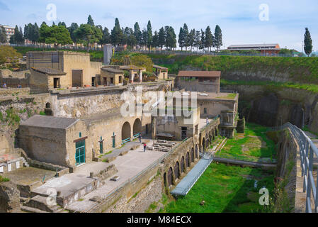 Römische Ruinen Herculaneum, Ansicht des Falles in Barca, ausgegrabene Bootshäuser, am westlichen Ende der alten römischen Stadt von Herculaneum, Bucht von Neapel Stockfoto