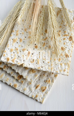 Matzo und Ohren auf einem Holztisch Stockfoto