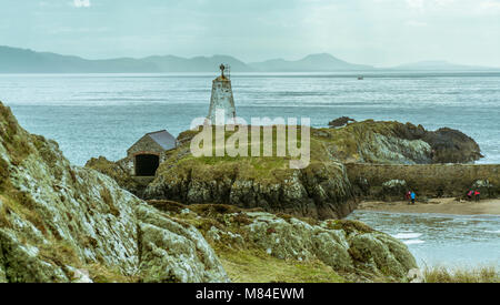 UK, Anglesey, Rhosneigr, 11. März 2018. Eine Ansicht von Twr Bach Leuchtturm auf llanddwyn Island mit dem Llyn Halbinsel im Hintergrund. Stockfoto