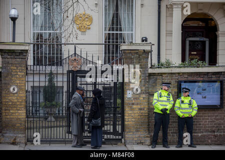 An dem Tag, an dem die britische Regierung erwartet eine Erklärung aus dem Kreml über die Vergiftung durch das nervengas Novichok in Salisbury von ex-russischen Spion Sergei Skripal und seine Tochter Julia, Metropolitan Polizei außerhalb der Russischen Föderation Botschaft und Konsulat Abschnitt, am 13. März 2018 in London, England. Stockfoto