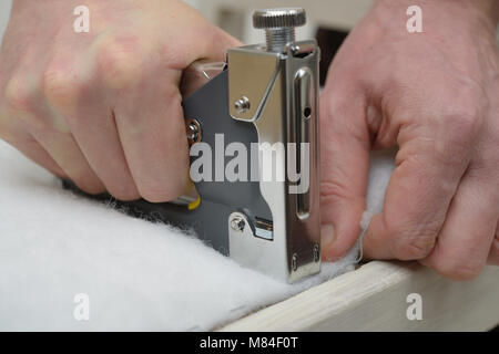 Man polstern einen Stuhl Sitz Stockfoto