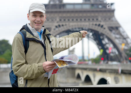 Touristische mit einer Karte in Paris, Frankreich Stockfoto