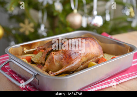 Ente gefüllt mit Äpfeln auf einem Weihnachten Tabelle Stockfoto