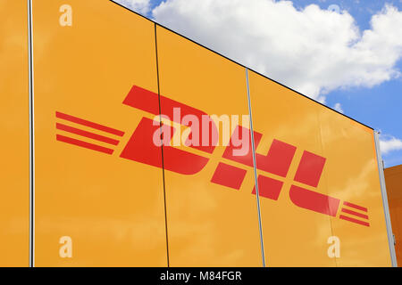 ALAHARMA, Finnland - 11 AUGUST 2018: DHL Firmenlogo auf Cargo LKW-Anhänger. Deutsche Post DHL ist der weltweit größte Logistik Unternehmen aro Stockfoto