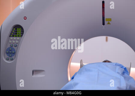 Patient im Krankenhaus während der Computertomographie Stockfoto