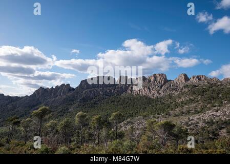 Kalkstein Rock Ridge Els Castellets, Sella, Costa Blanca, Provinz Alicante, Spanien, Europa Stockfoto