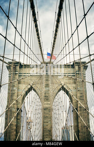 Retro stilisierte Bild von der Brooklyn Bridge, New York City, USA. Stockfoto