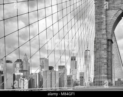 Schwarz-weiss Bild des Manhattan von der Brooklyn Bridge, New York City, USA gesehen. Stockfoto