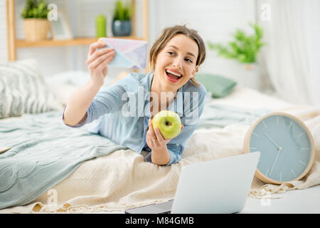 Frau Porträt im Schlafzimmer Stockfoto