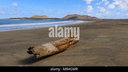 Graciosa, aus Lanzarote gesehen, am Strand anmelden Stockfoto