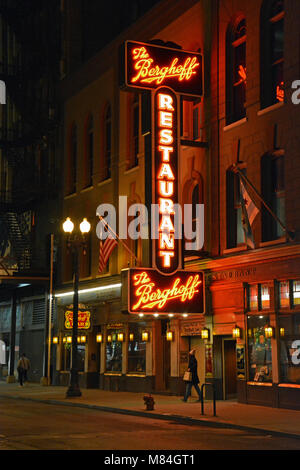 Leuchtreklame an der berühmten berghoff Restaurant, der 4. Generation Familienunternehmen hat sich Bier und deutsche Küche in Chicago Downtown Loop seit 1898 serviert. Stockfoto