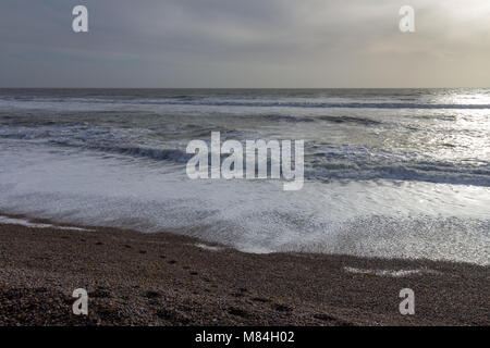 Blick auf eine raue Meer vom Strand in Freshwater Bay, Isle of Wight, Großbritannien Stockfoto