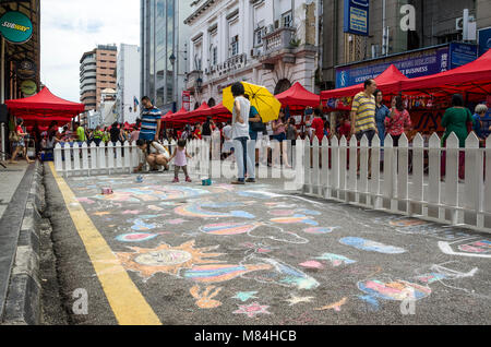 Georgetown, Penang, Malaysia - Dezember 13, 2015: Besucher Spaß Zeichnung auf der geteerten Strasse mit Kreide an die Beach Street oder der Lebuh Pantai, George Stockfoto