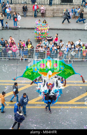 Morelia, Michoacán, Mexiko, 10.. februar 2018, Eine Parade mit Musikern und Menschen in traditionellen Kostümen Stockfoto