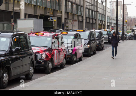 Geparkt London Taxis warten auf den Fahrpreis in der Nähe von Kings Cross Station Stockfoto