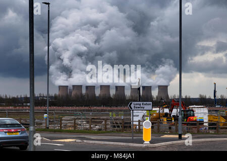 Durch Uniper, Radcliffe-on-Soar Power Station Kühltürme neben Gebäude Entwicklung als Teil der East Midlands Gateway Stockfoto