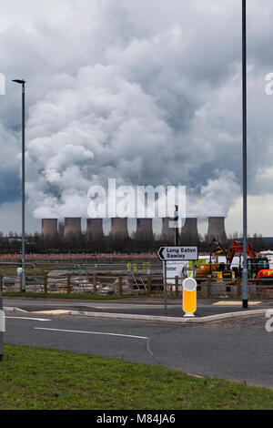 Durch Uniper, Radcliffe-on-Soar Power Station Kühltürme neben Gebäude Entwicklung als Teil der East Midlands Gateway Stockfoto