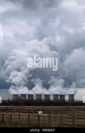 Durch Uniper, Radcliffe-on-Soar Power Station Kühltürme neben Gebäude Entwicklung als Teil der East Midlands Gateway Stockfoto