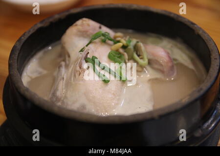 Koreanisches Essen, Ginseng Hühnersuppe (Samgyetang). Es besteht in erster Linie aus einer ganzen jungen Huhn - mit Knoblauch, Reis, jujube gefüllt, und Ginseng. Stockfoto