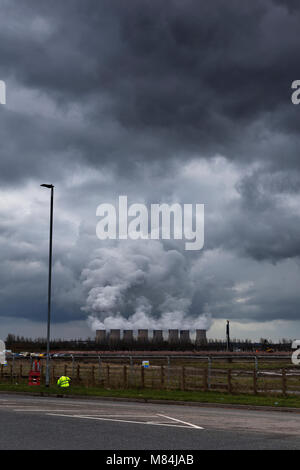 Durch Uniper, Radcliffe-on-Soar Power Station Kühltürme neben Gebäude Entwicklung als Teil der East Midlands Gateway Stockfoto