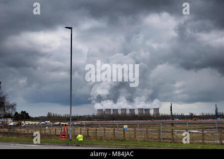 Durch Uniper, Radcliffe-on-Soar Power Station Kühltürme neben Gebäude Entwicklung als Teil der East Midlands Gateway Stockfoto