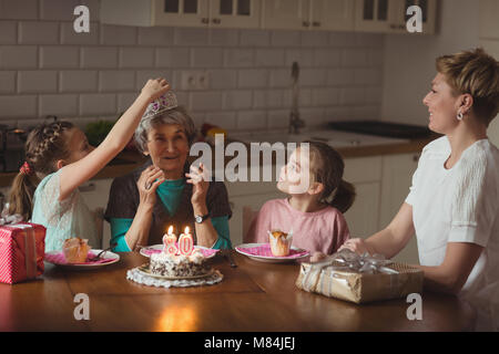 Großmutter Geburtstag mit Ihrer Familie Stockfoto