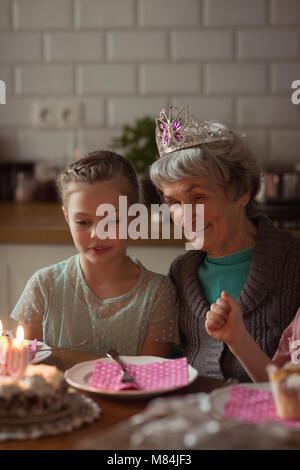 Großmutter ihren Geburtstag feiern mit enkelinnen Stockfoto