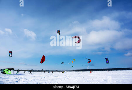 PERM, Russland - MÄRZ 09, 2018: snowkiten auf dem Gefrorenen Stadt Reservoir Stockfoto