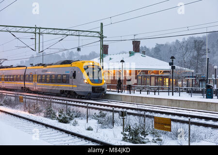 Auch, Schweden - 16. Februar: Moderne Commuter Rail Passenger Zug oder S-Bahn am Bahnhof im Schnee im Winter Model Release: Nein Property Release: Nein. Stockfoto