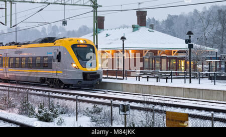 Auch, Schweden - 16. Februar: Moderne Commuter Rail Passenger Zug oder S-Bahn am Bahnhof im Schnee im Winter Model Release: Nein Property Release: Nein. Stockfoto