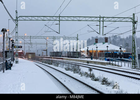 Auch, Schweden - 16. Februar: Leere Bahnhof oder Bahnhof im Schnee im Winter Model Release: Nein Property Release: Nein. Stockfoto