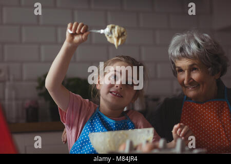 Großmutter und Enkelin cookies Vorbereitung in der Küche Stockfoto