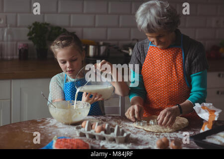 Großmutter und Enkelin cookies Vorbereitung in der Küche Stockfoto