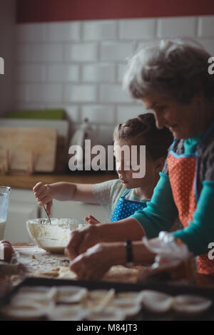 Großmutter und Enkelin cookies Vorbereitung in der Küche Stockfoto