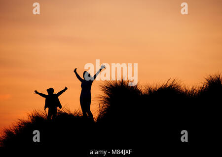 Mutter und Sohn am Strand kostenlos und Spaß haben. Stockfoto