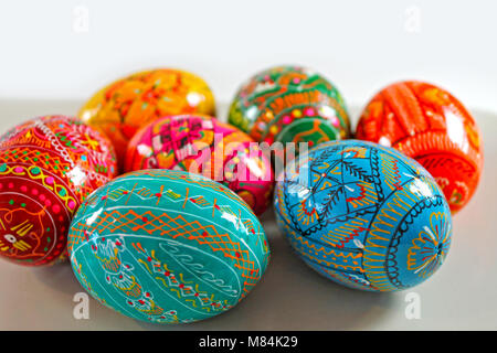 Handbemalte Ostereier. Traditionelle tschechische Ostereier Stockfoto