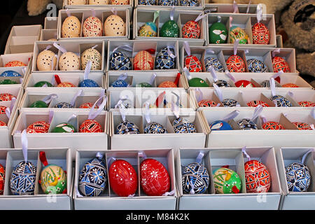 Hintergrund mit Ostereiern. Handgefertigte bunte Ostereier zum Verkauf. Die traditionellen Ostermarkt. Prag, Tschechische Pepublic. März 2017. Stockfoto