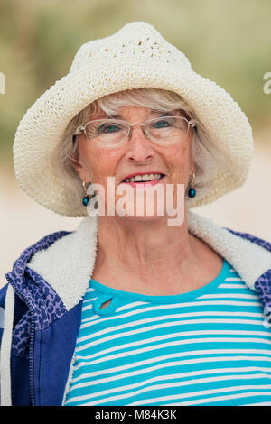 Porträt der alten Frau in ungezwungener Kleidung am Strand. Stockfoto