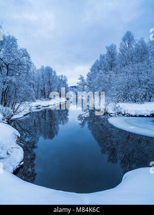 Fluss im Winter Landschaft offen Stockfoto